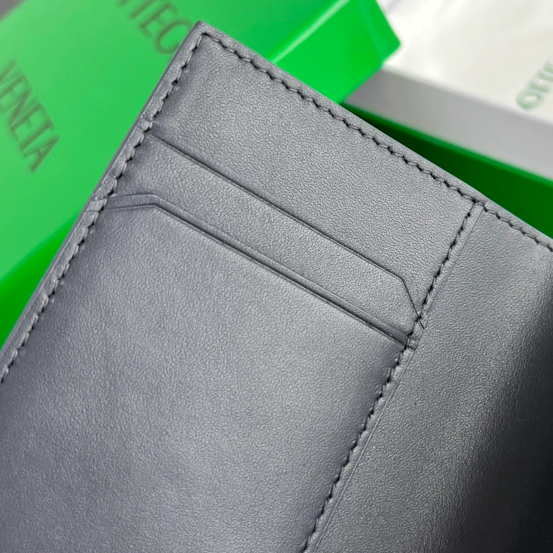 B’s new small woven passport holder [let me see]. 817398 The classic fine weave returns✅, made of cowhide, very soft to the touch and durable. In addition to your passport, you can also put your cards, ID and a small amount of cash. Small and exquisite, super suitable for travel. Weaving is the eternal classic of this brand, size: 13.3x9.5, P600